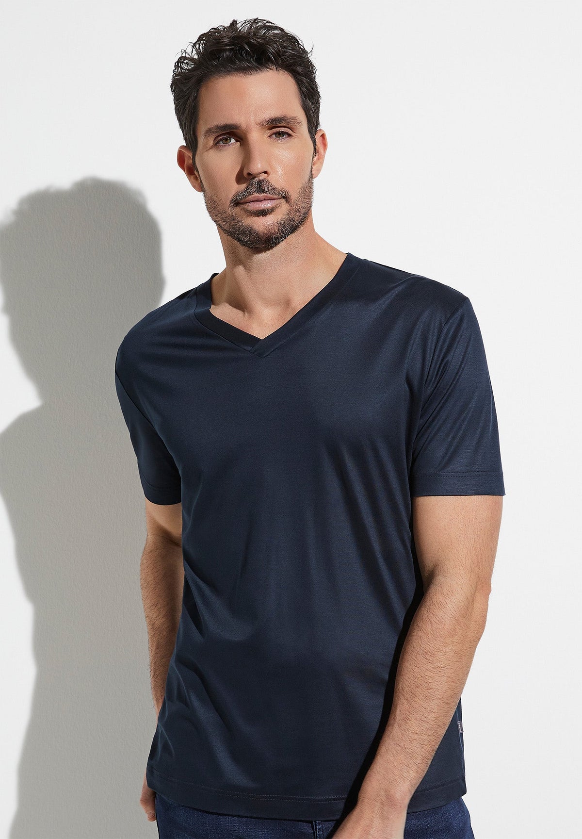 Sustainable Luxury | T-Shirt kurzarm V-Ausschnitt - twilight blue