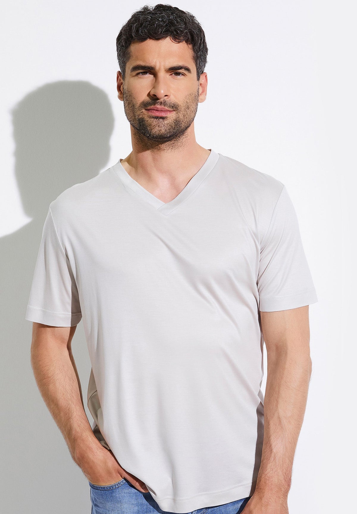 Sustainable Luxury | T-Shirt kurzarm V-Ausschnitt - light grey