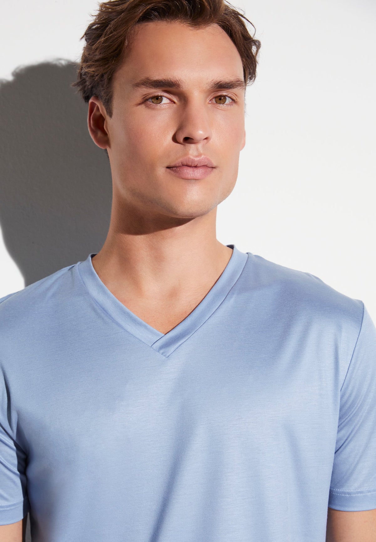 Sustainable Luxury | T-Shirt à manches courtes col en V - sky blue